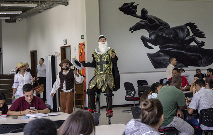 Don Quijote se paseó por la Universidad Libre el Día del Idioma