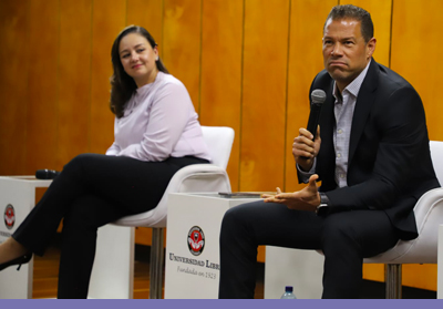 Ministra del Deporte y exfutbolista Óscar Córdoba reciben reconocimiento en la Unilibre