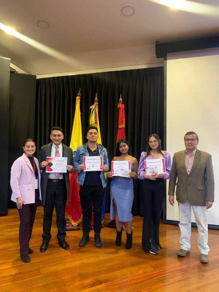 Fotografía de premiación del MONUL