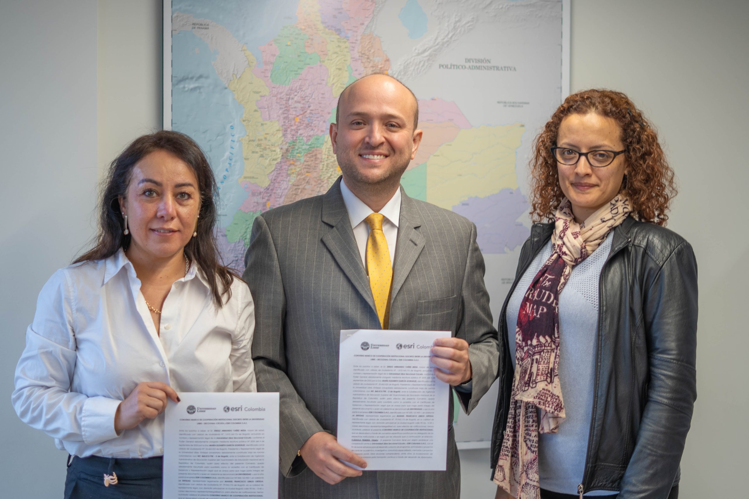 En la imagen aparecen Natalia Villamizar, directora de Comunidad de Esri Colombia y Ecuador, el Dr. Diego Armando Yáñez Meza, rector seccional, y Sabrina González, gerente de Educación de Esri Colombia y Ecuador, tras la firma de un acuerdo de cooperación académica y tecnológica entre la Unilibre Cúcuta y Esri Colombia.